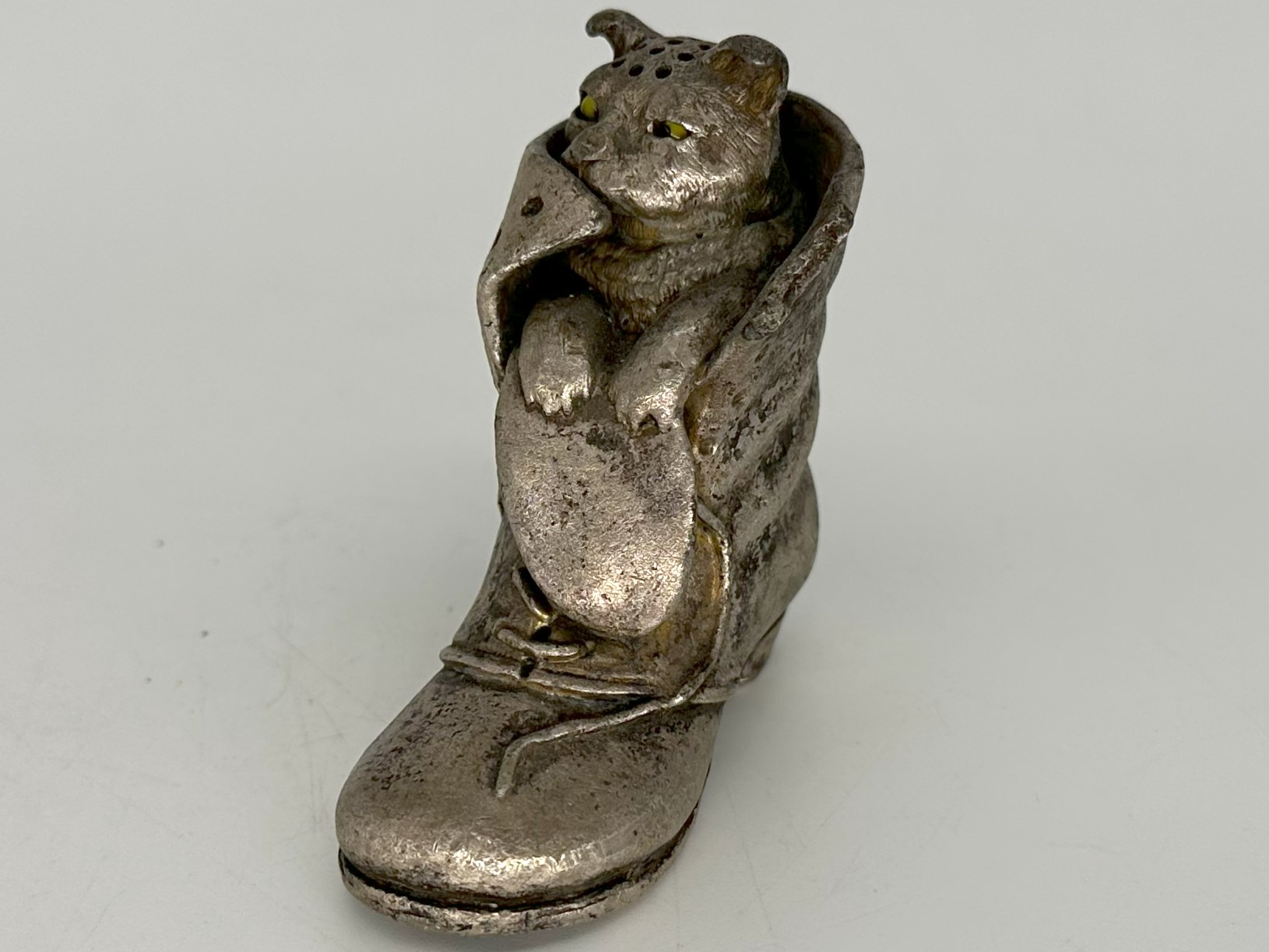 Cat in a Shoe – Sander / Pounce Pot