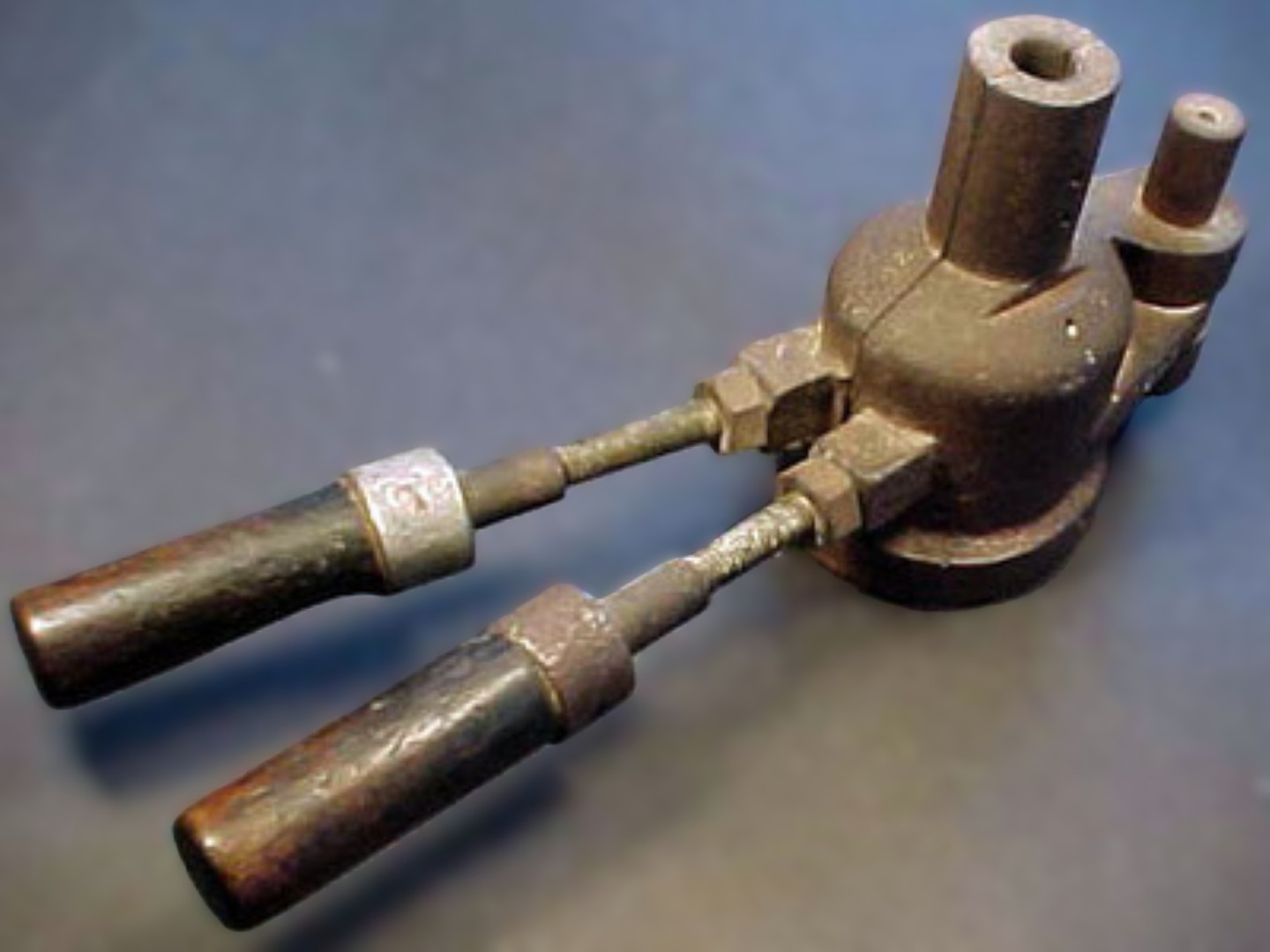 Two-Part Hinge-and-Post Bottle Mold